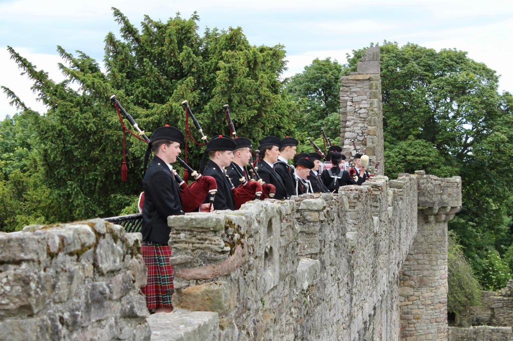 George Watson’s Pipe Band kick off the concert with a rousing performance from the Castle Ramparts.